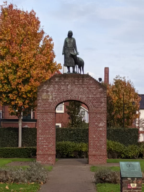 2019 Winterswijk Tor im Garten am Gemeentehuis